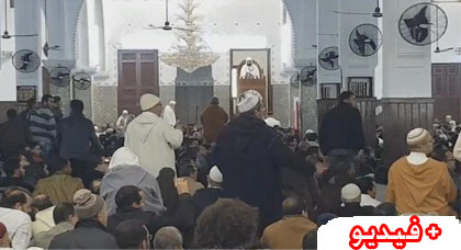 سابقة من نوعها.. مصلون يرددون هتافات داخل المسجد ويقاطعون صلاة الجمعة لهذا السبب 
