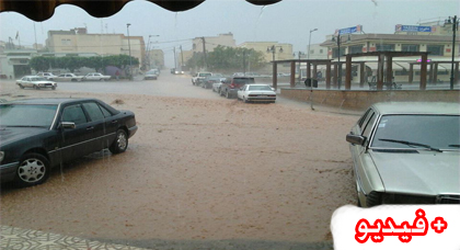 دقائق من الأمطار تغرق منطقة فرخانة بالمياه و السيول تصل الى داخل مدينة مليلية المحتلة 