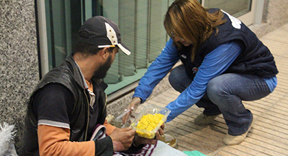 توزيع وجبات ساخنة على المتشردين بمدينة الناظور بمناسبة عيد المولد النبوي 