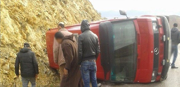 إنقلاب سيارة تحمل عدد من  المتسوقين كاد أن يؤدي الى كارثة على الطريق الرابطة بين تمسمان وابن طيب