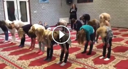 فيديو لتلاميذ هولنديين يعلموهم أحد الائمة الصلاة يثير ضجة في هولندا 