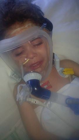 الطفل الناظوري محمد الكومري يرقد بمستشفى بمالقا في حالة سيئة للغاية يناشد المحسنين لإنقاذه