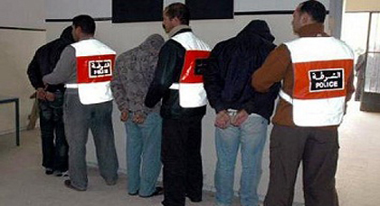 العثور على مواطنين جزائريين وزورق مطاطي داخل منزل متهم بتهريب البشر بجماعة أركمان