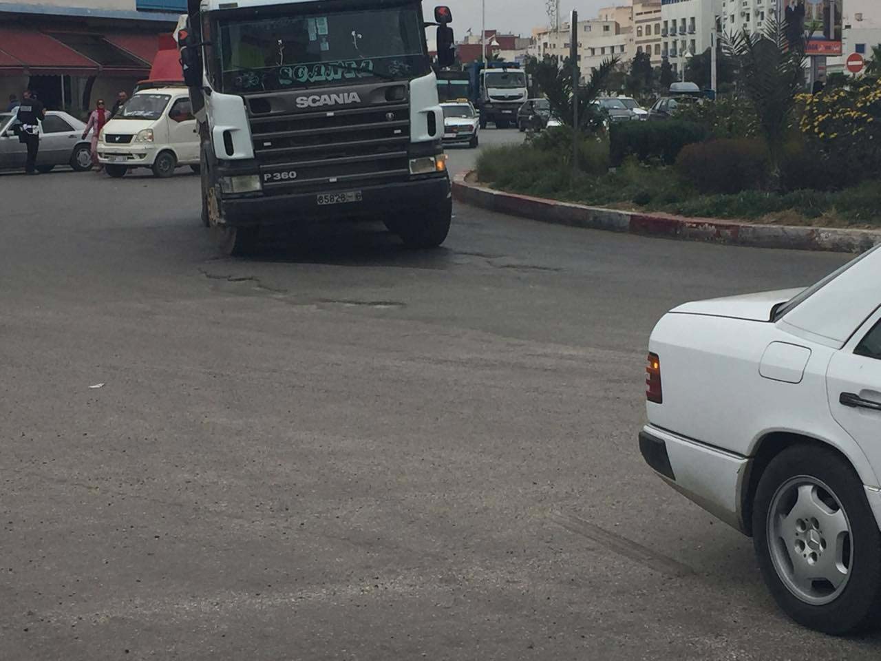 حفر تعيق سلاسة حركة المرور بشوارع مدينة الناظور والجهات المعنية ترى ولا تتحرك 