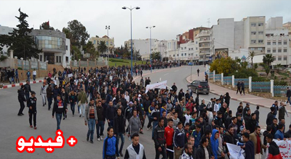 ساكنة تماسينت تواصل إحتجاجاتها الشعبية  بمسيرة حاشدة  سيرا على الاقدام الى مدينة الحسيمة 