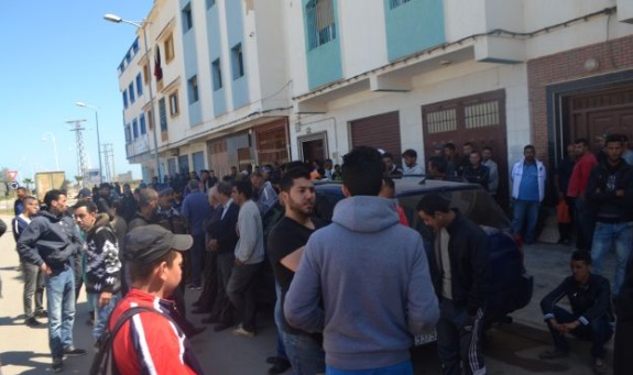 عشرات شباب أركمان يحتشدون ضمن اعتصام قاده "الخطافة" احتجاجا على منعهم من نقل المواطنين