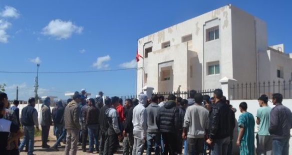 عشرات شباب أركمان يحتشدون ضمن اعتصام قاده "الخطافة" احتجاجا على منعهم من نقل المواطنين