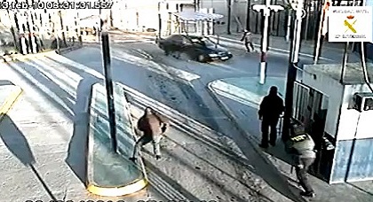 سيارة تخترق بوابة مليلية بطريقة انتحارية وتسفر عن إصابة شرطي