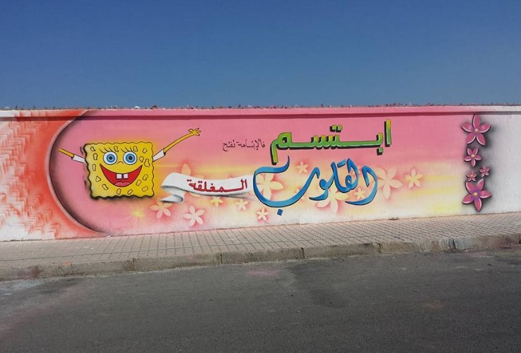 شاب يفلح في خلق فضاء رائع برسمه جداريات على أسوار مهملة بالعروي فمتى تنقل بلدية الناظور تجربته