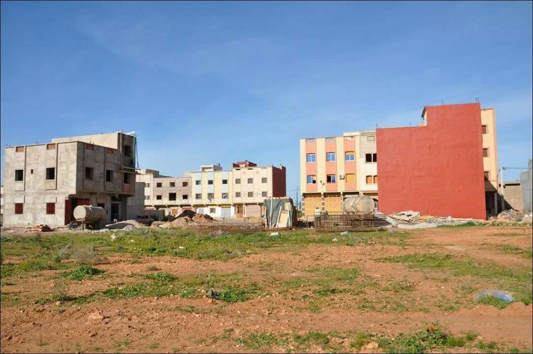 مستشار جماعي يطالب العامل بالتدخل لمنع إحداث تجزئتين سريتين يتم تشييدهما بسلوان