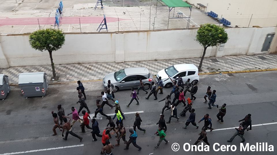 المئات من المهاجرين الأفارقة من دول جنوب الصحراء يخترقون السياج الحدودي ويتمكنون من الدخول الى مليلية