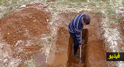 غريب ومثير.. مواطن ريفي يحفر قبره بيده ويتوعد بدفن نفسه لهذا السبب