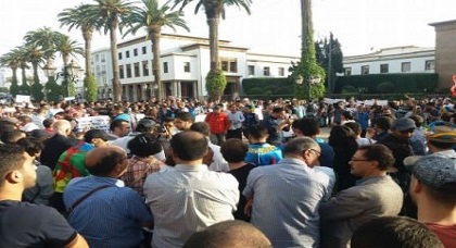 عشرات المتظاهرين بالرباط وبعدة مدن مغربية يخرجون ضمن وقفات تضامنية لمناصرة الحراك الشعبي بالريف