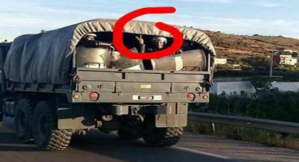 صورة عسكري يُشهر شارة النصر في وجه الحراكيين بالحسيمة تجتاح الفايسبوك