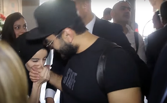 فضيحة بجلاجل: سخط فيسبوكي واسع بعد تقبيل مغربيات يد تامر حسني ومقارنتها بناشطات الحراك بالريف
