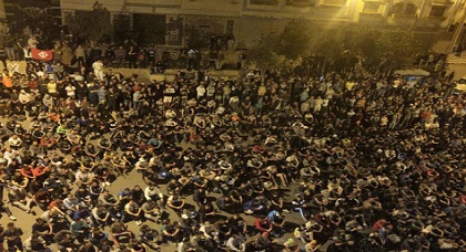 فيديو.. الأمن يفرق المحتجين بالحسيمة بعد تطويقهم ويطاردهم بين الأزقة