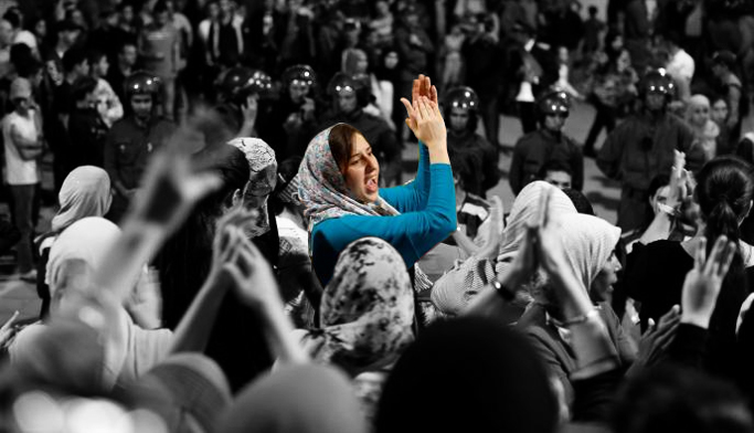 عدسة رويترز تُوثق لمسيرة النساء المطالبة بالإفراج عن معتقلي الحسيمة