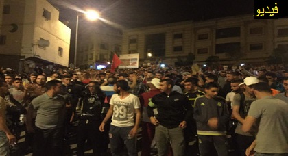 الأمن يطارد آلاف المتظاهرين وسط الحسيمة بعد منعهم من الالتحاق بساحة "ناصر الزفزافي" بحي سيدي عابد