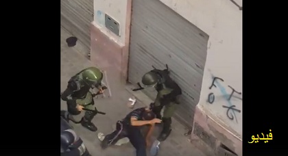 فيديو مثير يوثق لحظة استعمال قوات الأمن للعنف بواسطة الهراوات والركل لتفريق المتظاهرين وسط الحسيمة