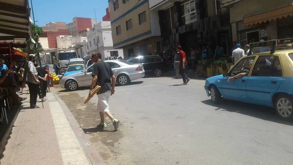 مواطن غاضب يستعين بسيارتين لقطع طريق وسط "سيدي عابد" بعدما احتله الفراشة