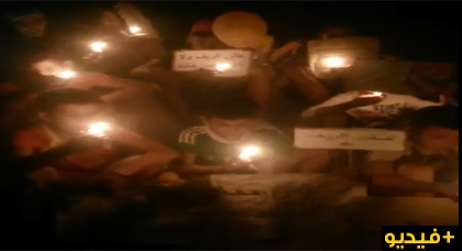 أطفال الحسيمة ينظمون مسيرة ليلية بالشموع نصـرة لمعتقلي الحراك الشعبي 