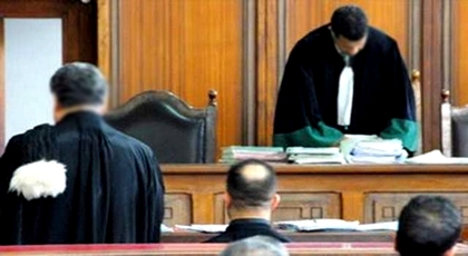 اعتقال شابة مقيمة بالخارج بعدما بصقت على قاض خلال النطق بالأحكام في حق معتقلي الحراك بالحسيمة