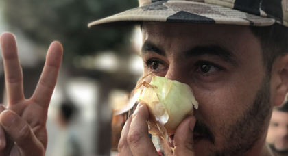 مختنق بالغاز المسيل للدموع يستعمل البصل