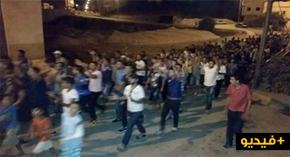 مسيرة ليلية حاشدة بعد إعتقال ناشطين في الحراك الشعبي على مستوى بلدة تماسينت