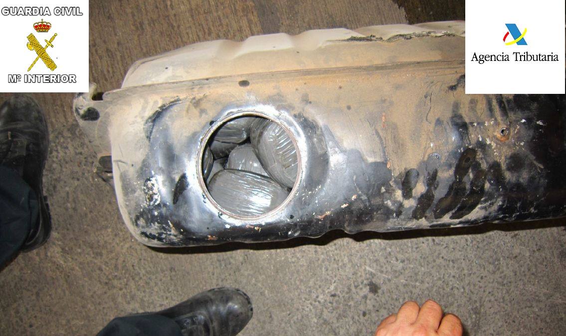 بالصور.. العثور على كمية مهمة من "الحشيش" داخل سيارة نفعية بمعبر بني نصار