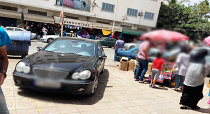 سائقو سيارات يزاحمون الفراشة على احتلال الأرصفة بالناظور أما المترجلون يمكنهم شرب مياه البحر