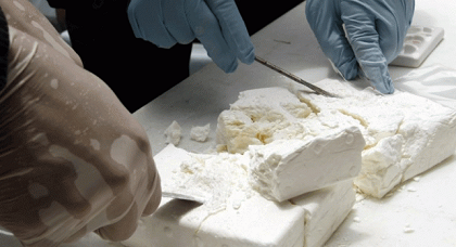 مثير.. موقوف لدى الأمن يقر ببيعه كميات كبيرة من "الجبص" لتجار مخدرات بالناظور على أساس أنها كوكايين