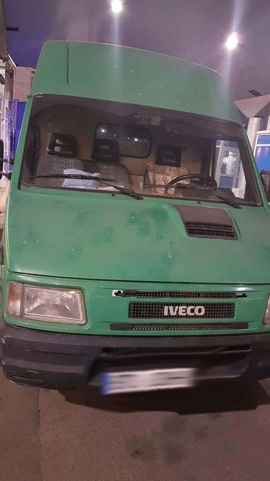 بالصور.. حجز سيارة مزورة وكميات مهمة من الخمور في عمليات متفرقة بمعبر بني نصار 