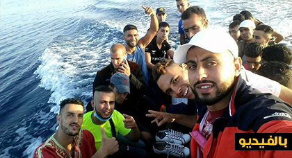 بالفيديو : نشطاء "حراكيون" يركبون قوارب الموت بحثا عن الفردوس الاروبي 