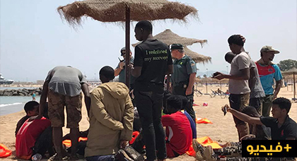 بالفيديو.. وصول قارب مطاطي في واضحة النهار الى مدينة مليلية على متنه أزيد من 20 مهاجرا  سريا