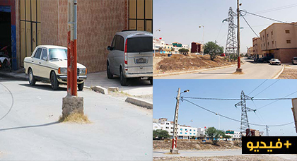 عمود كهربائي وسط الشارع العام يعيق حركة المرور وينتصب شاهدا على عبث المسؤولين بأزغنغان 