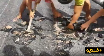 مواطنون بأزغنغان يقومون بفضح "غش" طالت أشغال ويقتلعون الزفت بأيديهم 