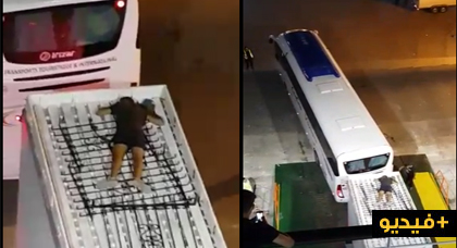 بالفيديو.. تصوير عملية "حريك" مثيرة لقاصر مغربي فوق سطح عربة مجرورة بواسطة حافلة للنقل الدولي