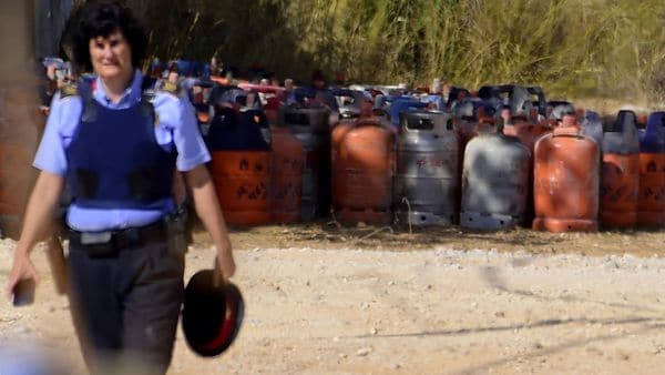 بالصور.. العثور على 120 قنينة غاز كانت معدة لتفجير برشلونة وحجز 3 شاحنات تعود لمنفذ الهجوم الإرهابي