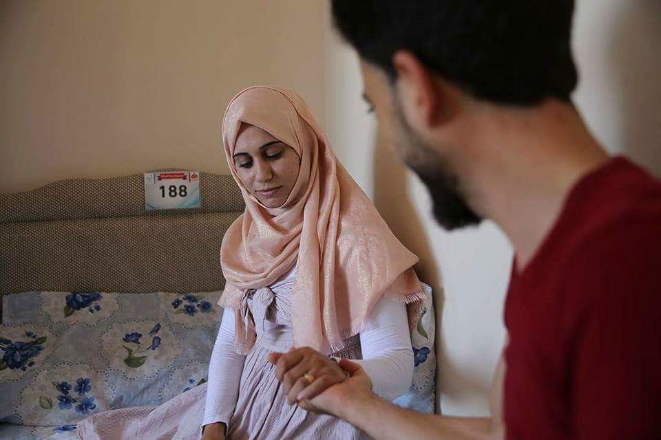 قصة زوج يعتني بزوجته بعد فقدانها لقدميها تثير تعاطف النشطاء على مواقع التواصل