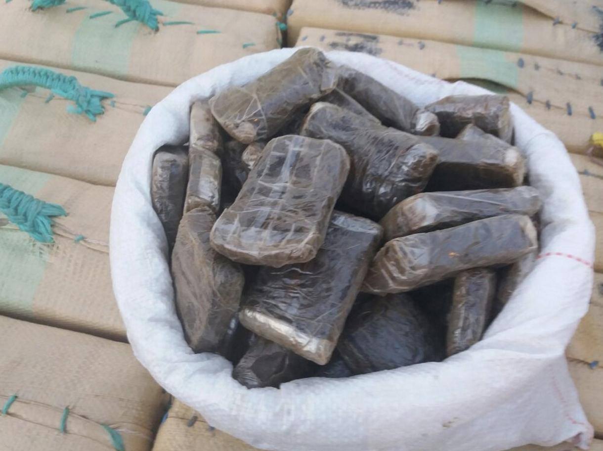 صور وفيديو للمخدرات والسيارات المحجوزة في عملية تفكيك عصابة للتهريب الدولي بالدريوش