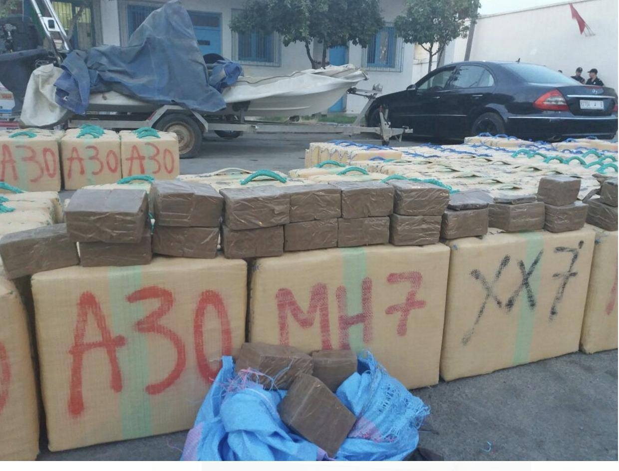 صور وفيديو للمخدرات والسيارات المحجوزة في عملية تفكيك عصابة للتهريب الدولي بالدريوش