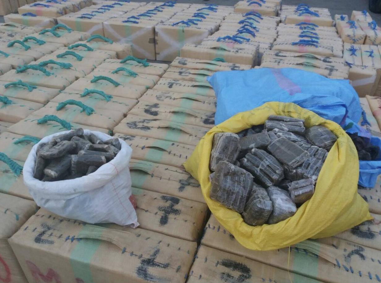 صور وفيديو للمخدرات والسيارات المحجوزة في عملية تفكيك عصابة للتهريب الدولي بالدريوش