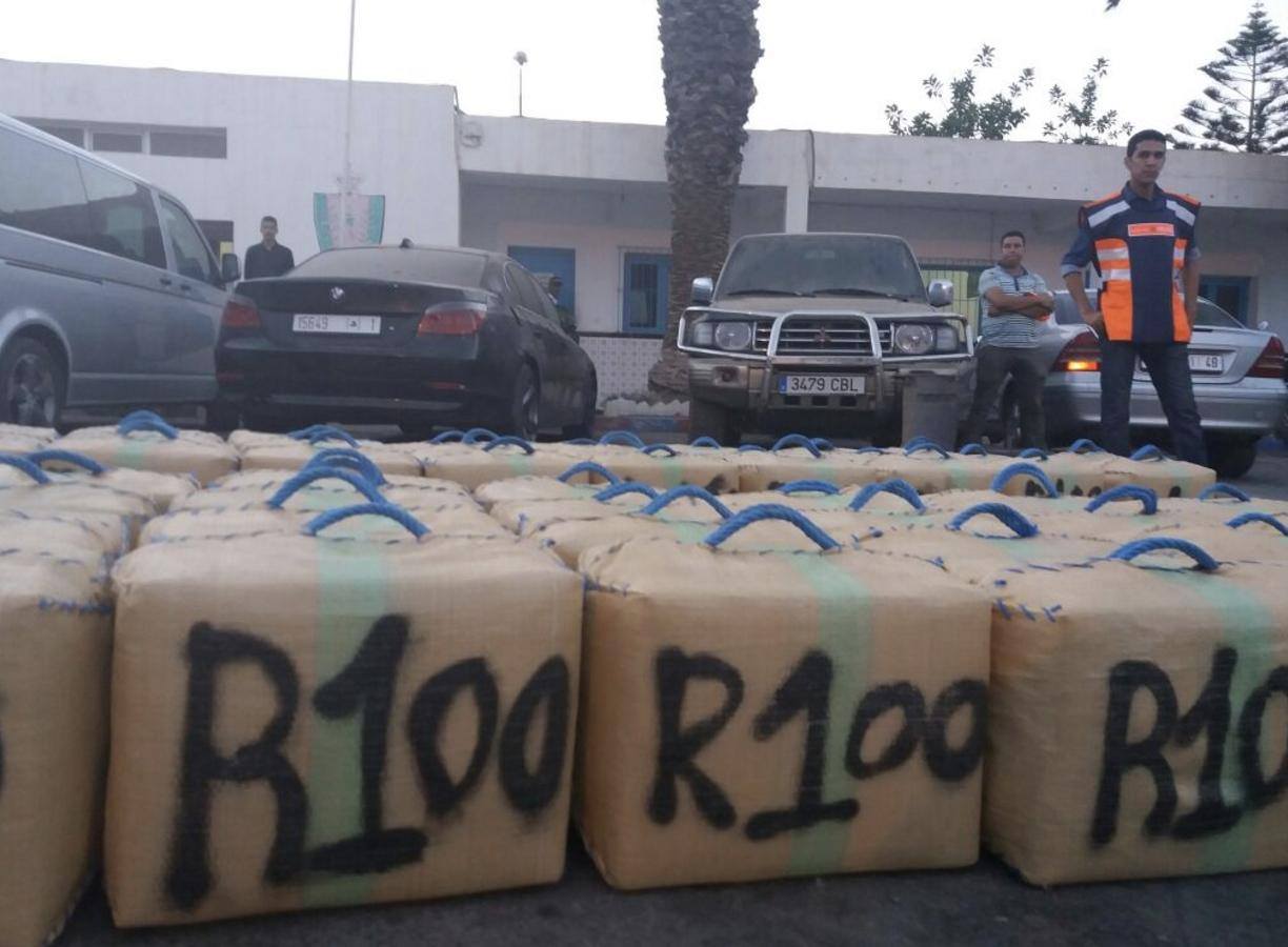 صور وفيديو للمخدرات والسيارات المحجوزة في عملية تفكيك عصابة للتهريب الدولي بالدريوش