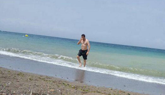 الوزير مصطفى الخلفي وزوجته يستمتعان بمياه البحر في عطلة لم تدم طويلا