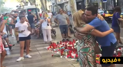 بالفيديو.. مغربي  يعرض "عناق الحب والسلام" في برشلونة بعد الحادث الإرهابي وطابور يصطف لعناقه