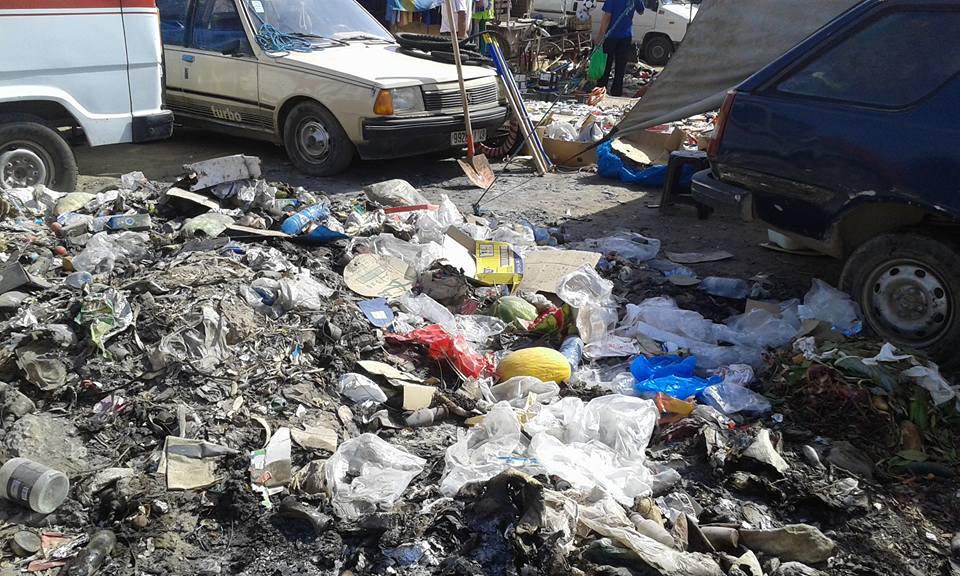 بالصور.. الإنتشار المهول للنفايات وسط السوق الأسبوعي برأس الماء يثير إستياء المواطنين 