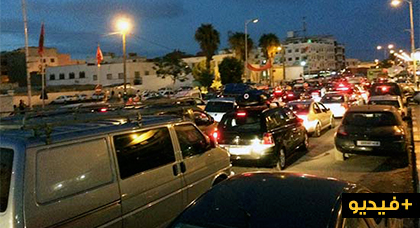 بالفيديو.. تدفق كبير للمهاجرين العائدين الى بلدان الإقامة يخنق حركة المرور بمدينة بني نصار 