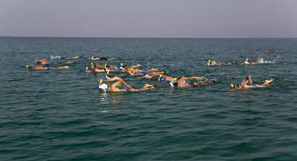 نشطاء ينوون العبور من المغرب إلى إسبانيا سباحة تكريما لآلاف المهاجرين الذين قضوا في بحر المتوسط