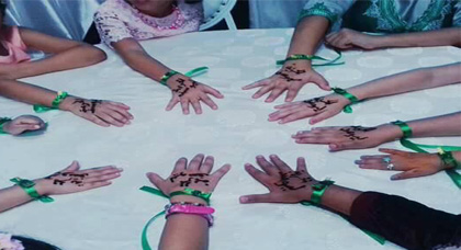 بالصور.. مدعوات لحفل زفاف شقيقة أحد معتقلي حراك الريف ينقشن إسم المعتقل على أيادهن بالحناء  بالصور.. مدعوات لحفل زفاف شقيقة أحد معتقلي حراك الريف ينقشن إسم المعتقل على أيادهن بالحناء