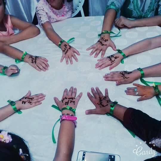 بالصور.. مدعوات لحفل زفاف شقيقة أحد معتقلي حراك الريف ينقشن إسم المعتقل على أيادهن بالحناء  بالصور.. مدعوات لحفل زفاف شقيقة أحد معتقلي حراك الريف ينقشن إسم المعتقل على أيادهن بالحناء